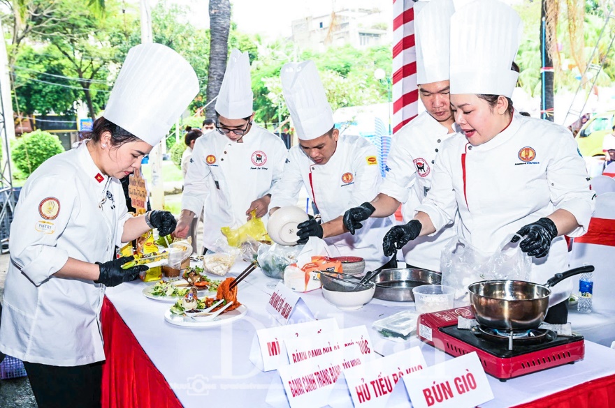 Hành trình ‘Food tour’ di sản: 100 món sợi gạo Việt phá kỷ lục, mời gọi du khách khám phá - 8