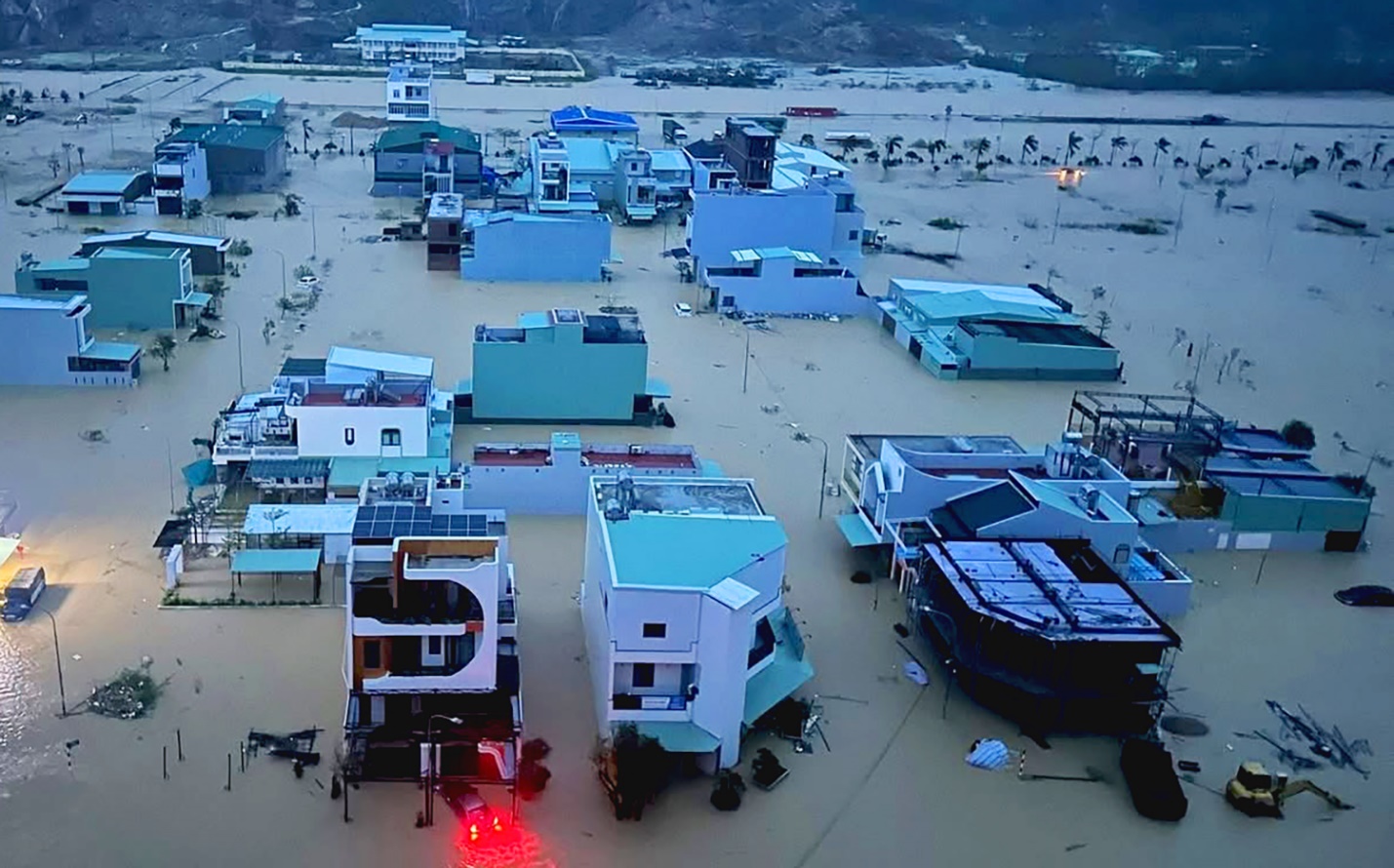 Mưa lũ và sạt lở đất làm nhiều người chết và mất tích ở các tỉnh miền Trung - 1