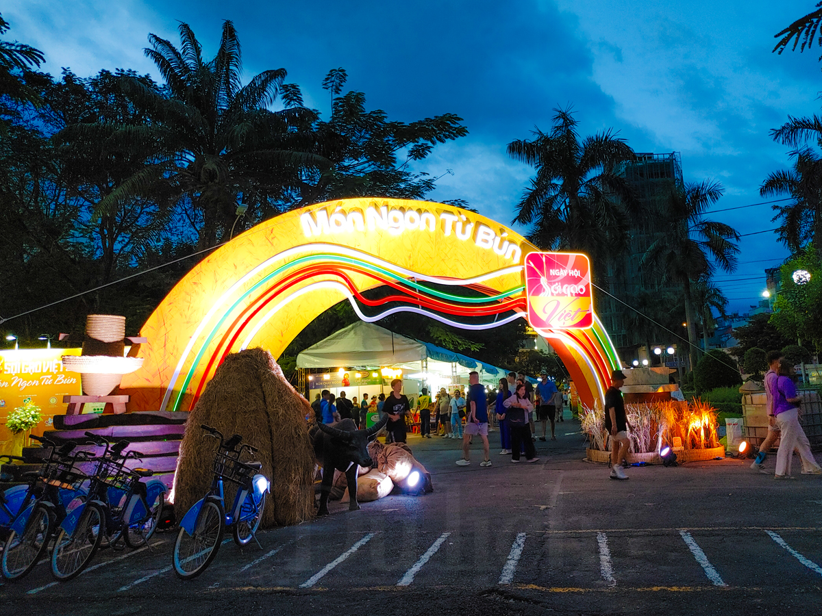 Du khách quốc tế háo hức chọn món ngon đêm khai mạc Lễ hội sợi gạo Việt - 1