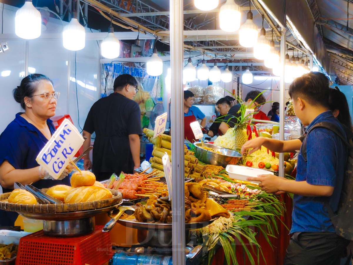 Du khách quốc tế háo hức chọn món ngon đêm khai mạc Lễ hội sợi gạo Việt - 10