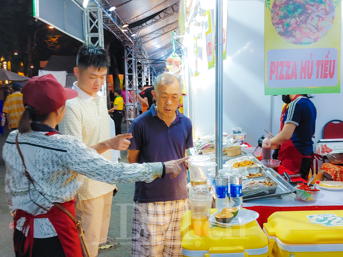 Du khách quốc tế háo hức chọn món ngon đêm khai mạc Lễ hội sợi gạo Việt - 12