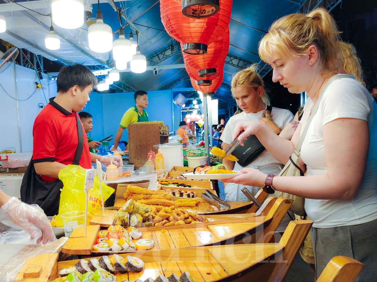 Du khách quốc tế háo hức chọn món ngon đêm khai mạc Lễ hội sợi gạo Việt - 8