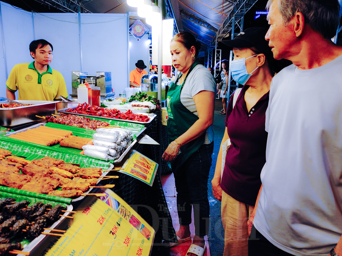 Du khách quốc tế háo hức chọn món ngon đêm khai mạc Lễ hội sợi gạo Việt - 9