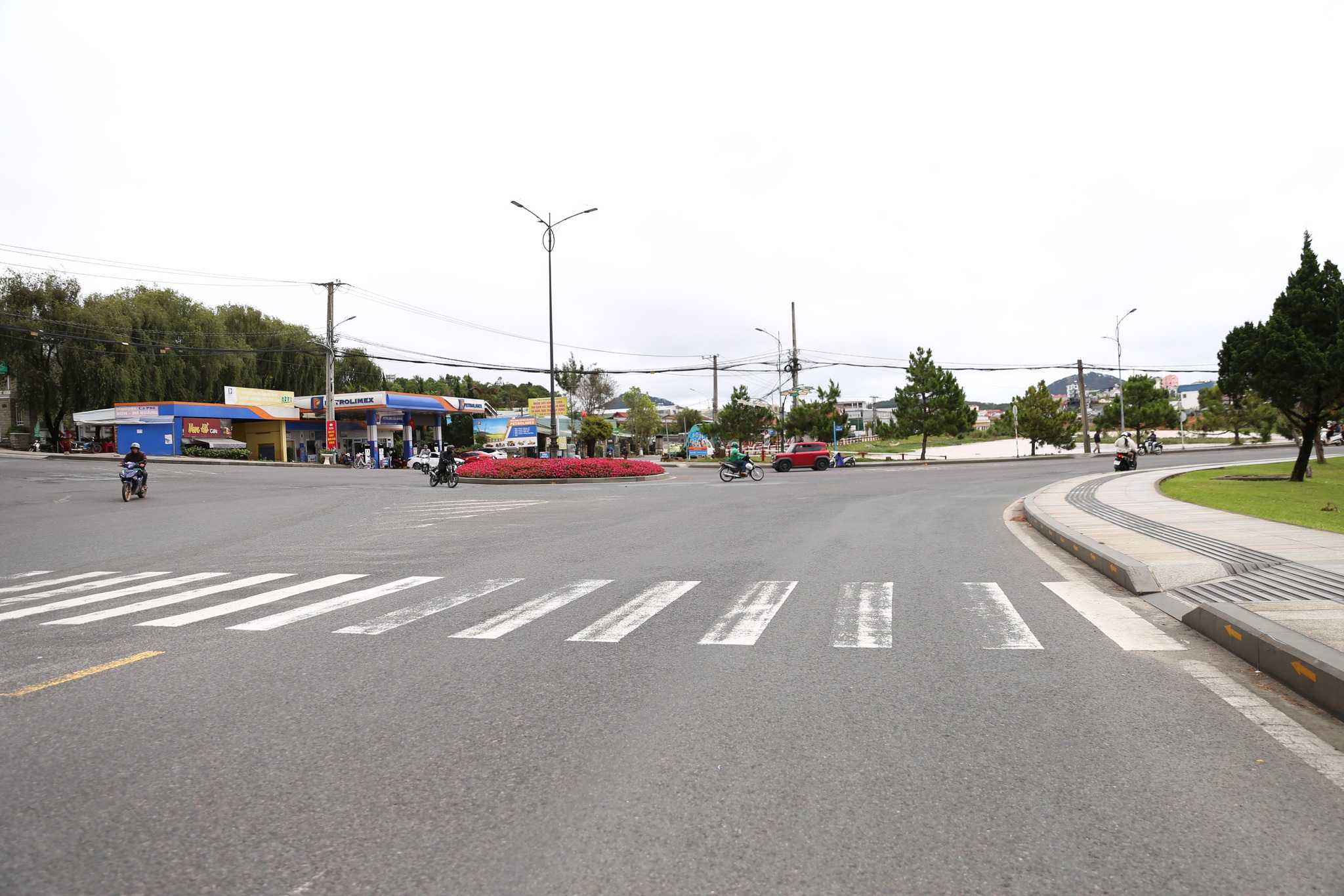 Đà Lạt: Cửa hàng xăng dầu trở lại thông thoáng sau cơn 'đổ xô' tích trữ nhiên liệu - 2