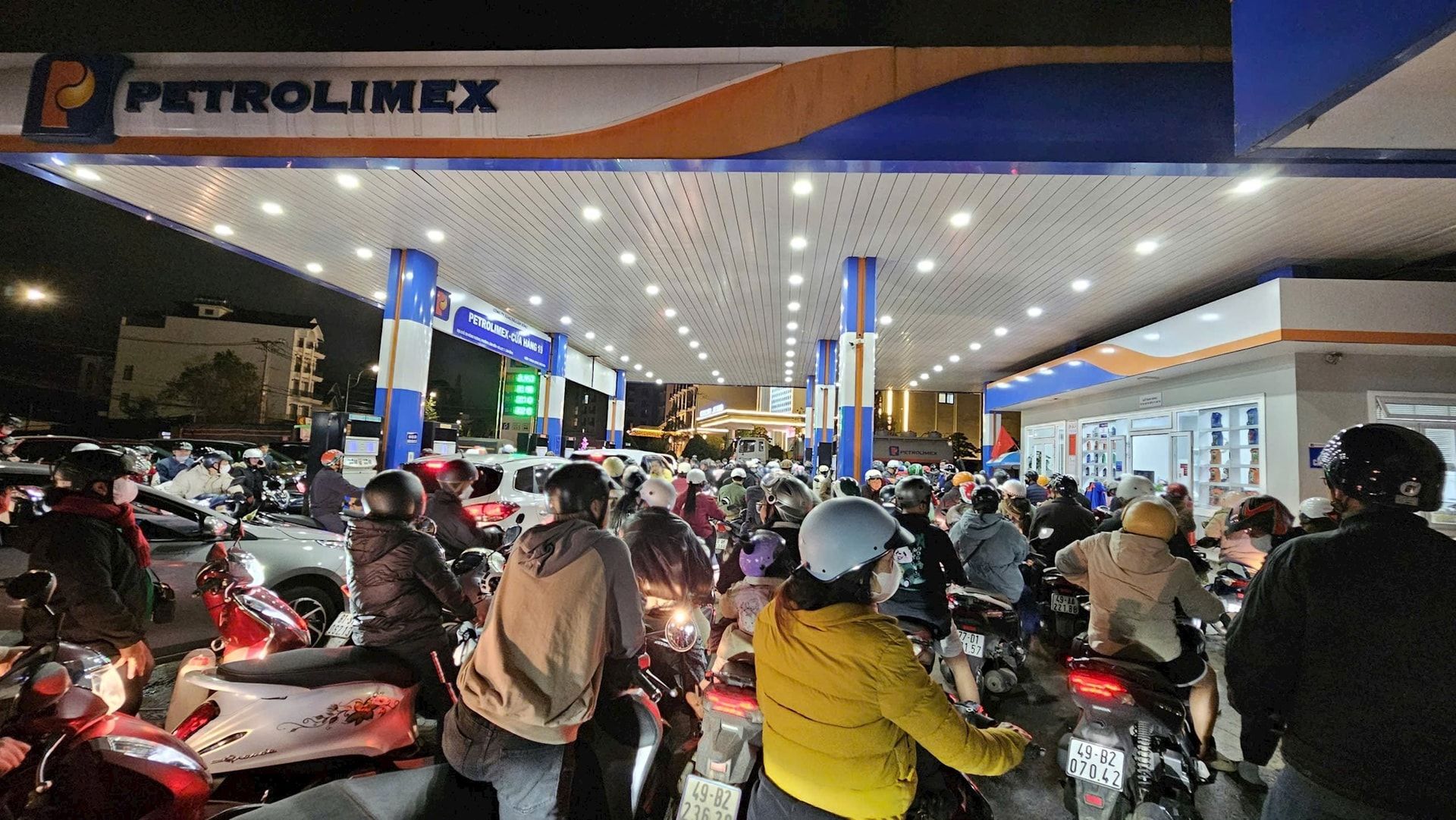 Đà Lạt: Cửa hàng xăng dầu trở lại thông thoáng sau cơn 'đổ xô' tích trữ nhiên liệu - 3