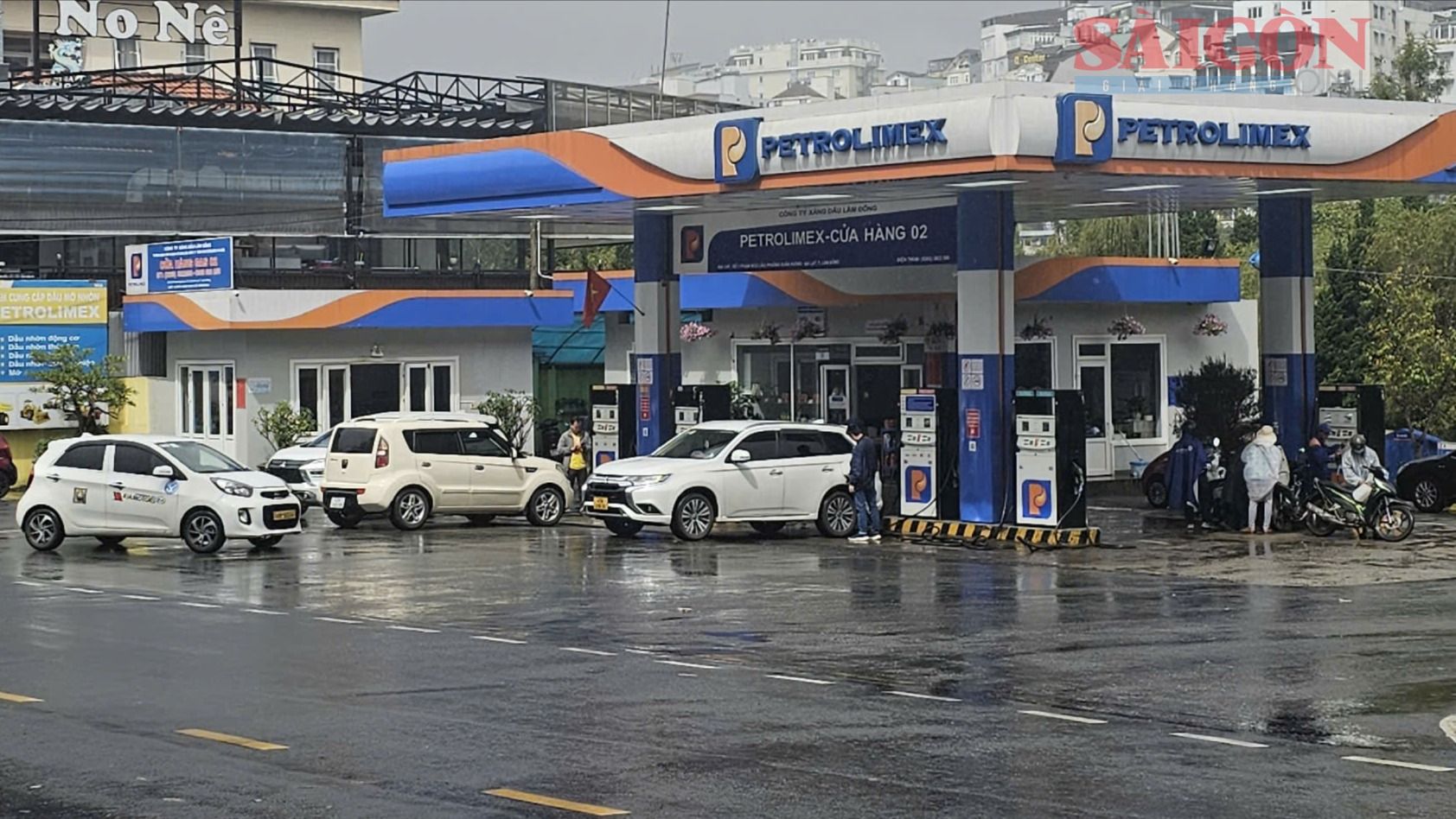 Đà Lạt: Cửa hàng xăng dầu trở lại thông thoáng sau cơn 'đổ xô' tích trữ nhiên liệu - 1