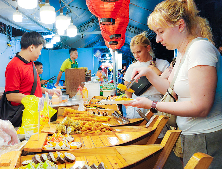 Du khách quốc tế háo hức chọn món ngon đêm khai mạc Lễ hội sợi gạo Việt