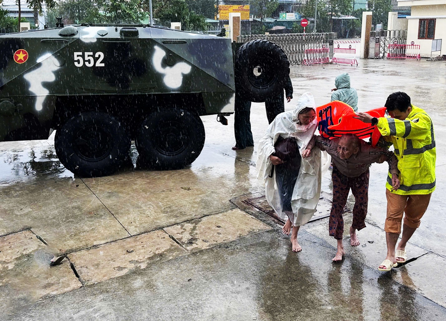 Khẩn trương tiếp cận các khu dân cư còn bị cô lập và ngập sâu để cứu người - 1