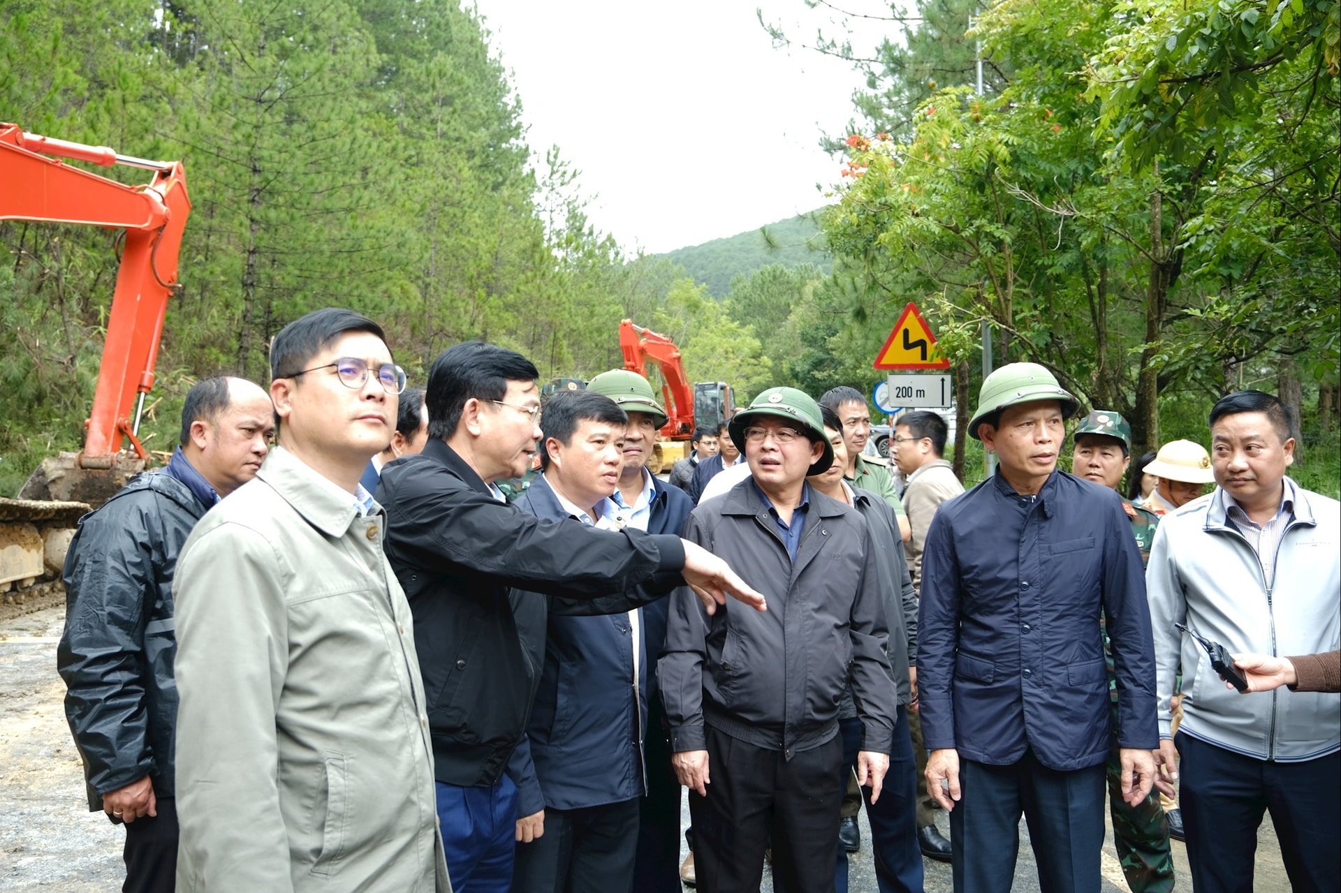 Phó Thủ tướng Hồ Quốc Dũng chỉ đạo 'nóng': Ưu tiên thông tuyến trên đèo Prenn và Mimosa - 1