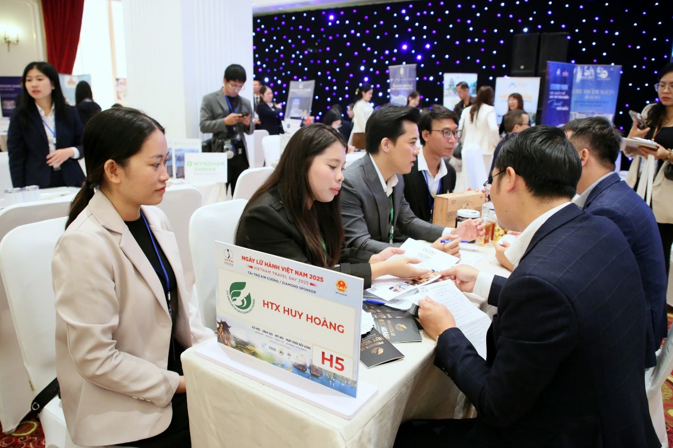 doanh nghiep luu hanh can lam gi de tai dinh vi trong ky nguyen vuon minh? - 4