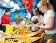 Du khách quốc tế háo hức chọn món ngon đêm khai mạc Lễ hội sợi gạo Việt