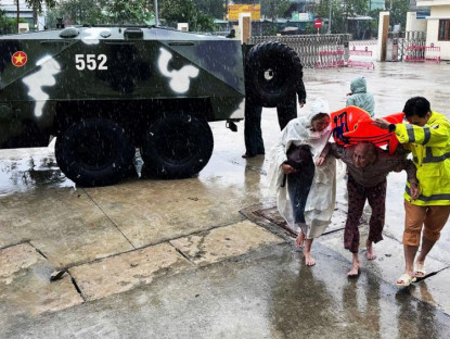 Chuyển động - Khẩn trương tiếp cận các khu dân cư còn bị cô lập và ngập sâu để cứu người