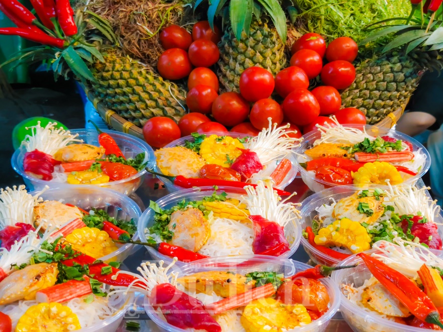 Du khách quốc tế háo hức chọn món ngon đêm khai mạc Lễ hội sợi gạo Việt - 4