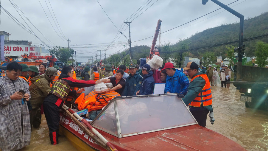 Hỗ trợ khẩn cấp 700 tỷ đồng cho 4 tỉnh khắc phục hậu quả do mưa lũ gây ra - 4