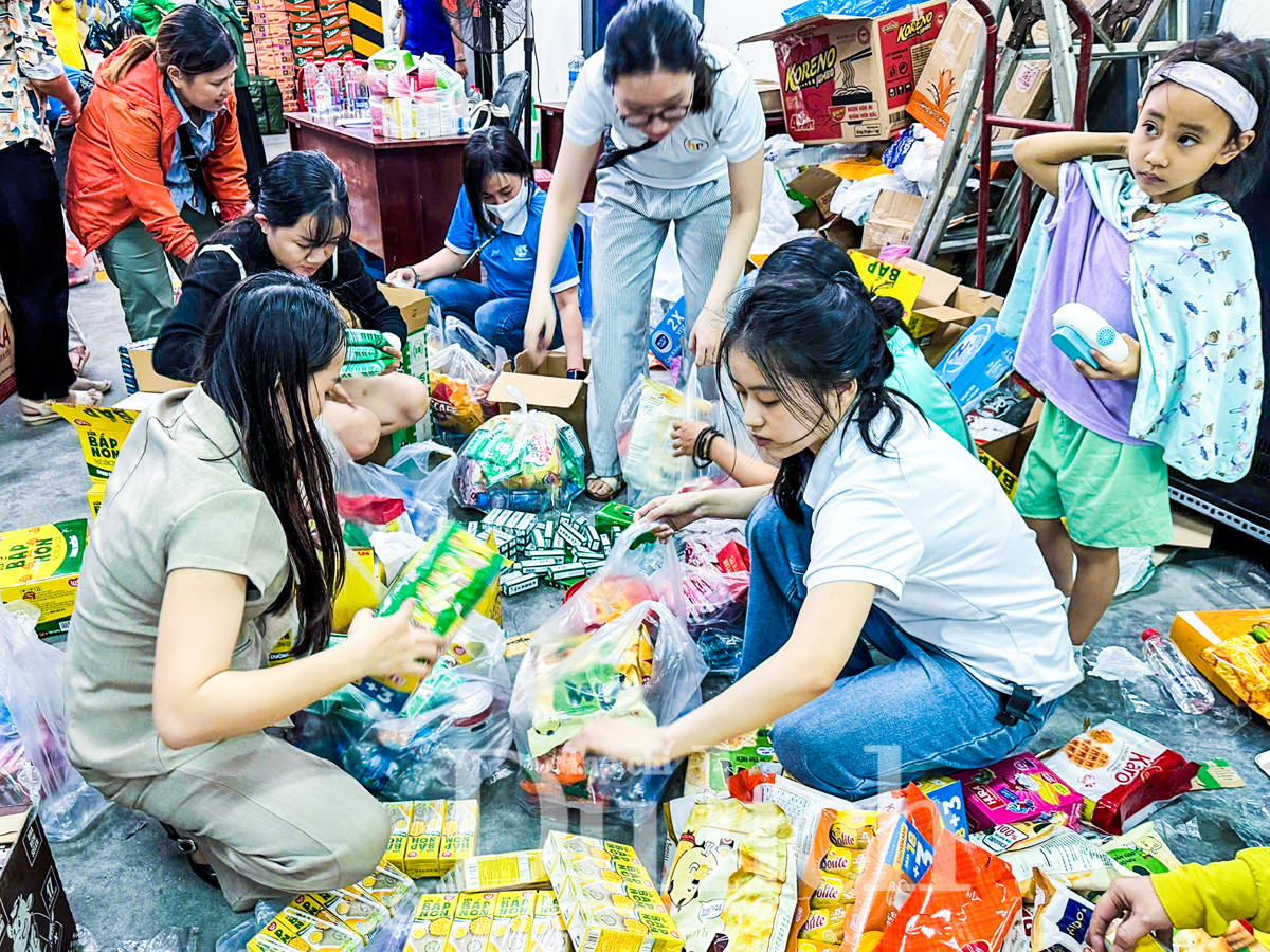 Ấm tình TP.HCM: Hàng trăm bà con đội mưa cứu trợ khẩn cấp miền Trung - 5