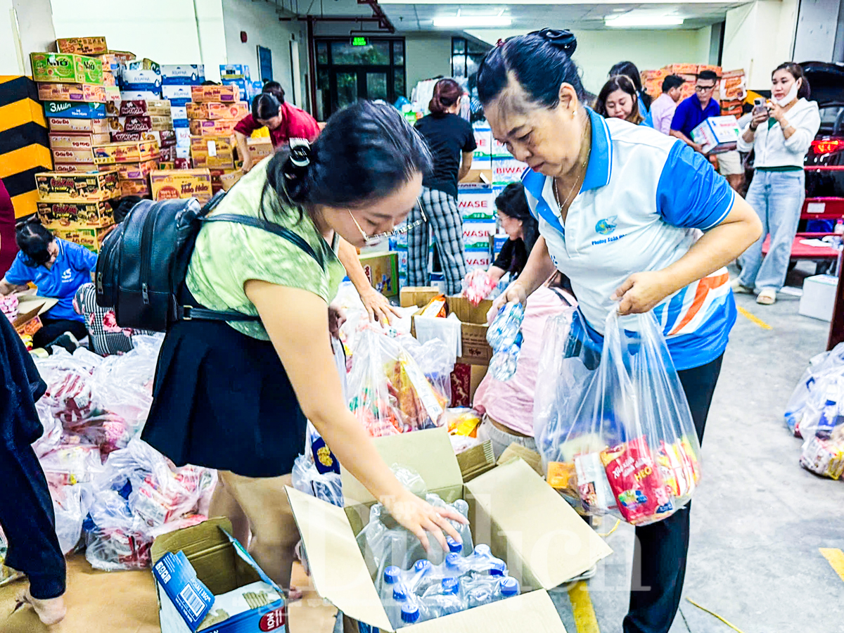 Ấm tình TP.HCM: Hàng trăm bà con đội mưa cứu trợ khẩn cấp miền Trung - 6