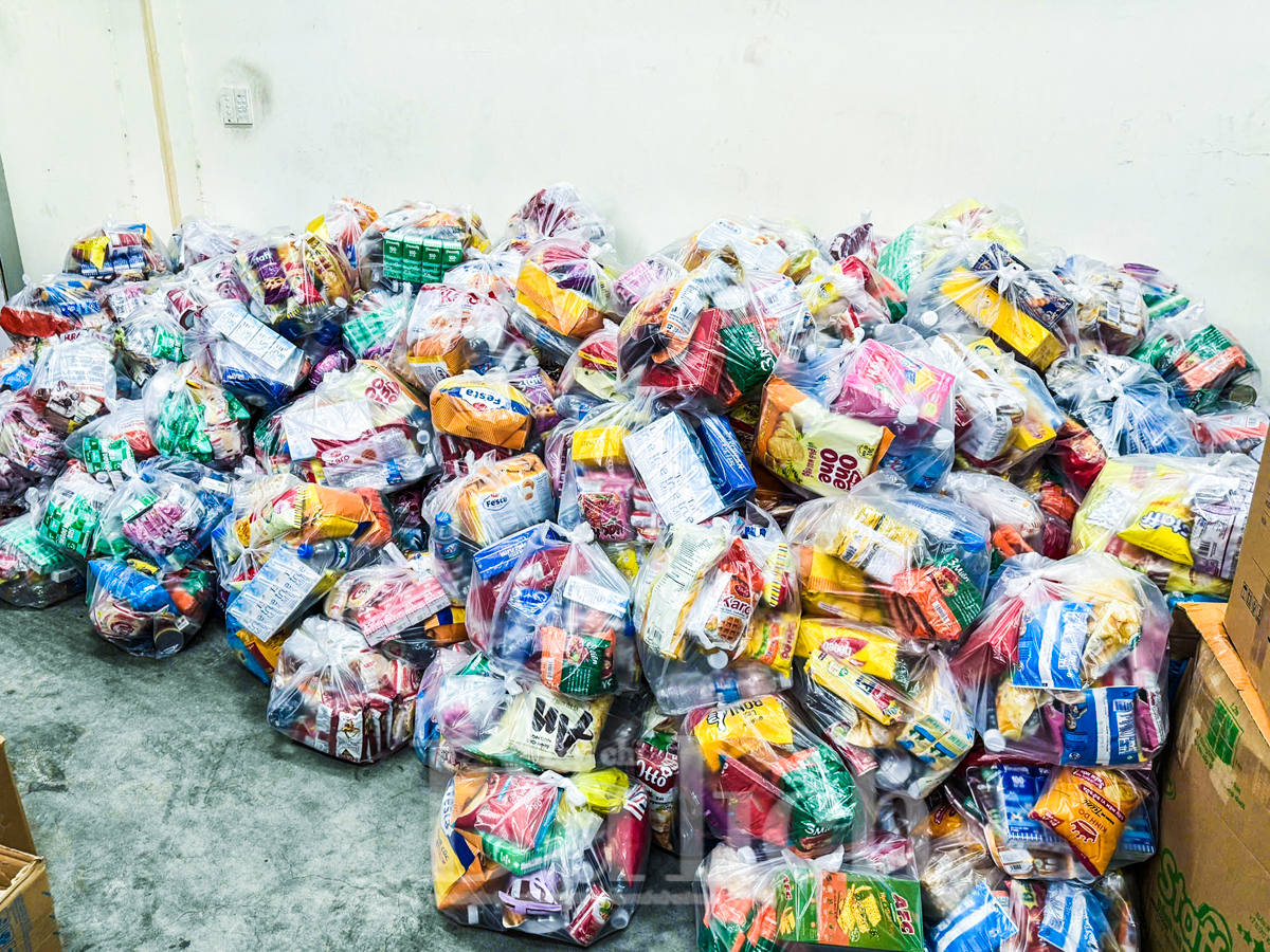 Ấm tình TP.HCM: Hàng trăm bà con đội mưa cứu trợ khẩn cấp miền Trung - 11