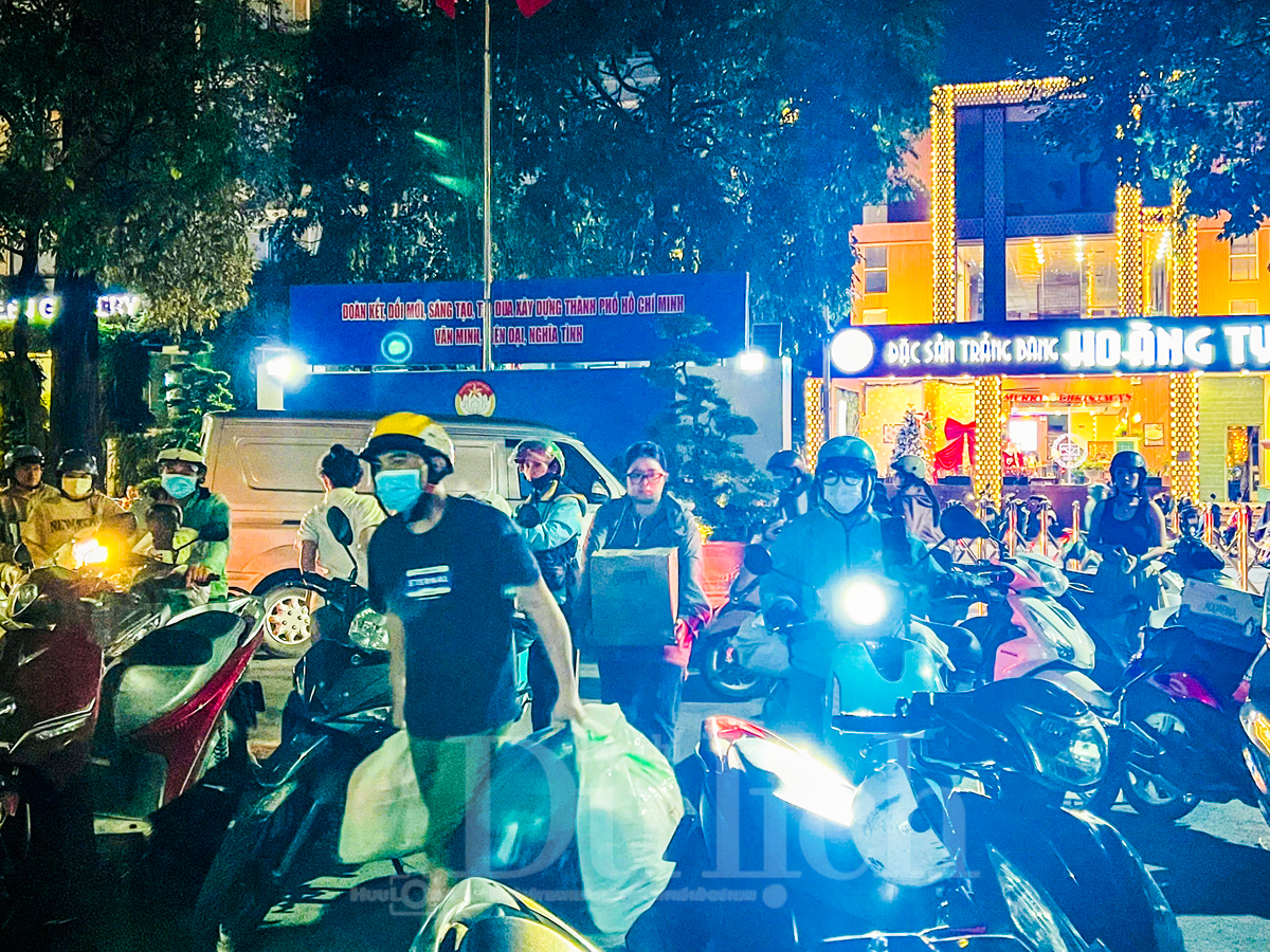 Ấm tình TP.HCM: Hàng trăm bà con đội mưa cứu trợ khẩn cấp miền Trung - 1