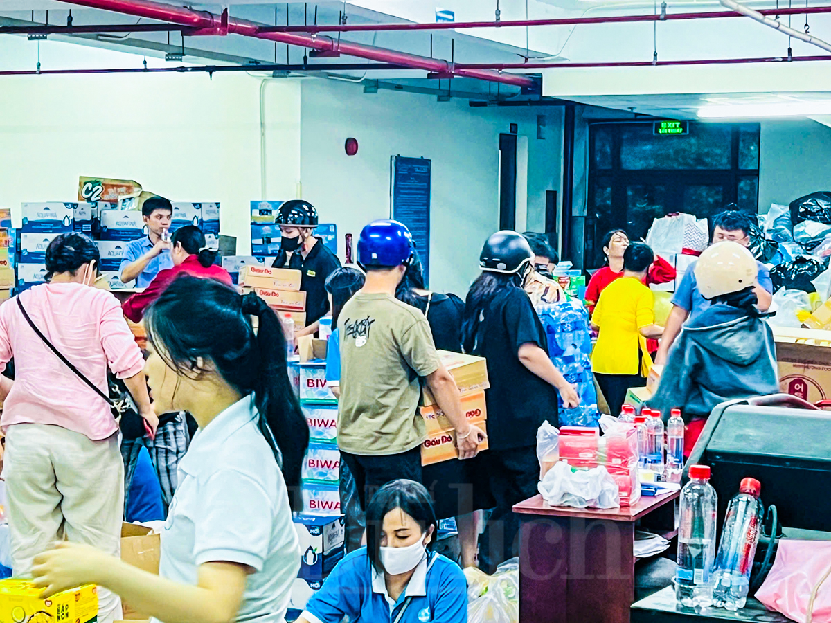 Ấm tình TP.HCM: Hàng trăm bà con đội mưa cứu trợ khẩn cấp miền Trung - 3