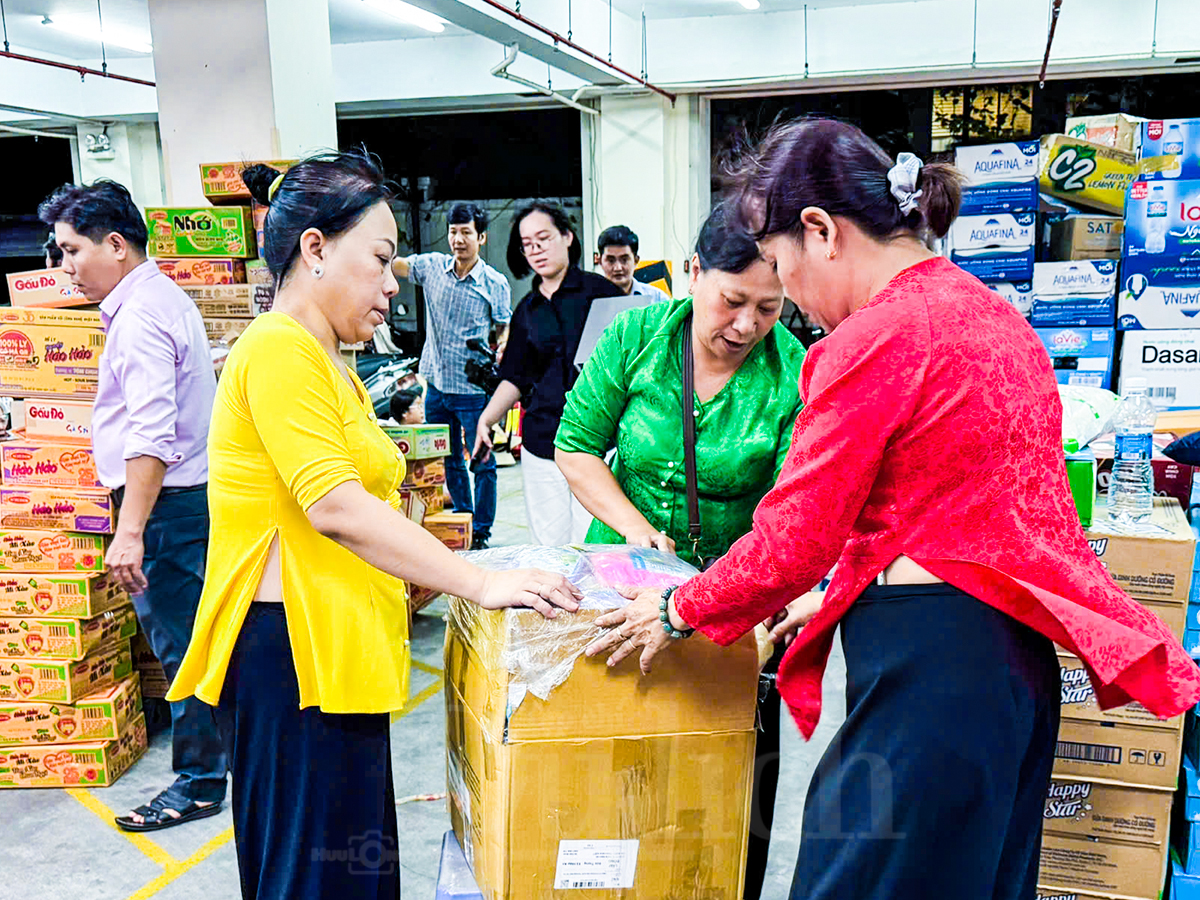 Ấm tình TP.HCM: Hàng trăm bà con đội mưa cứu trợ khẩn cấp miền Trung - 7