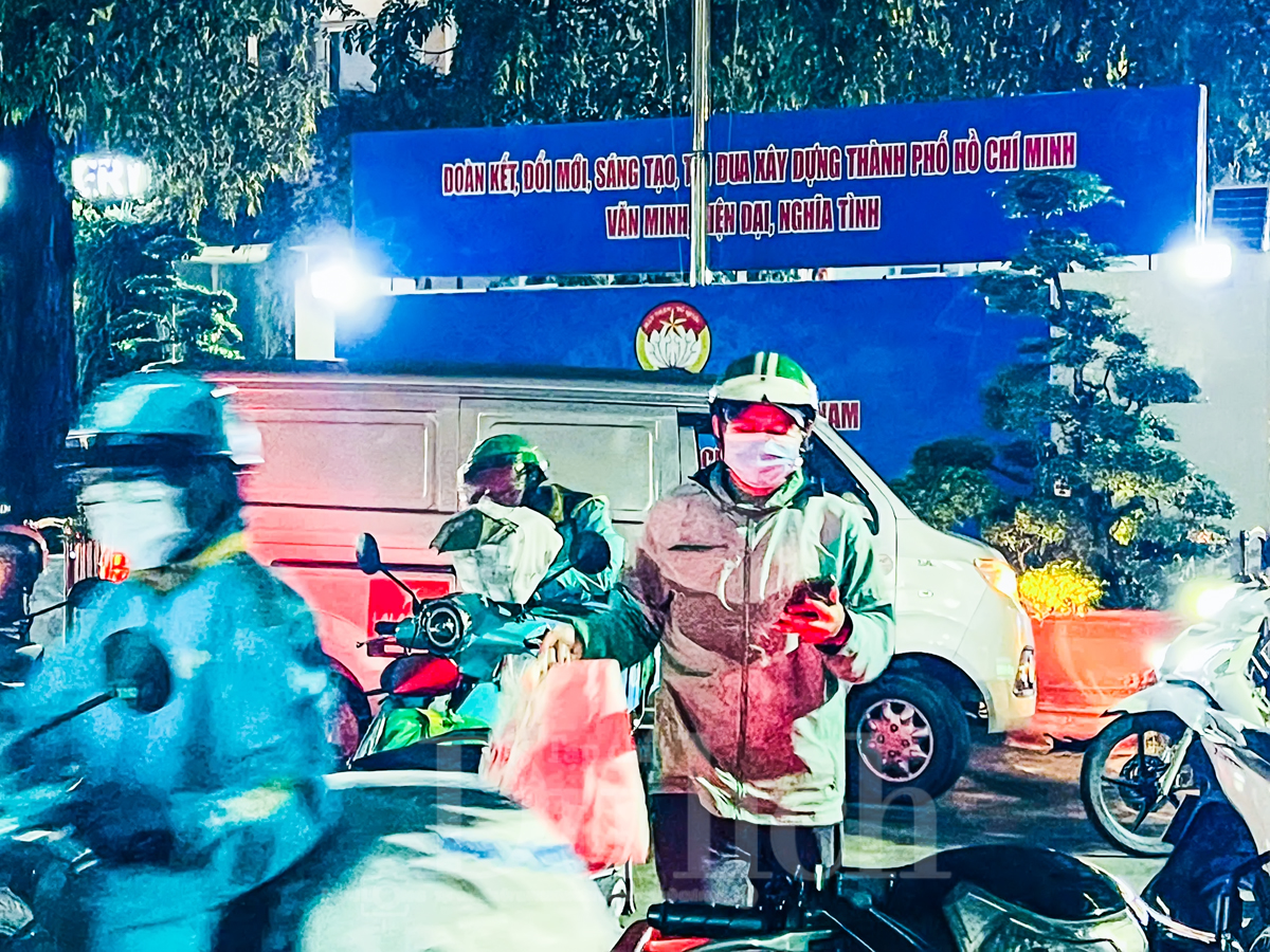 Ấm tình TP.HCM: Hàng trăm bà con đội mưa cứu trợ khẩn cấp miền Trung - 8