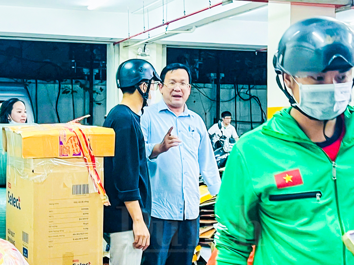 Ấm tình TP.HCM: Hàng trăm bà con đội mưa cứu trợ khẩn cấp miền Trung - 9