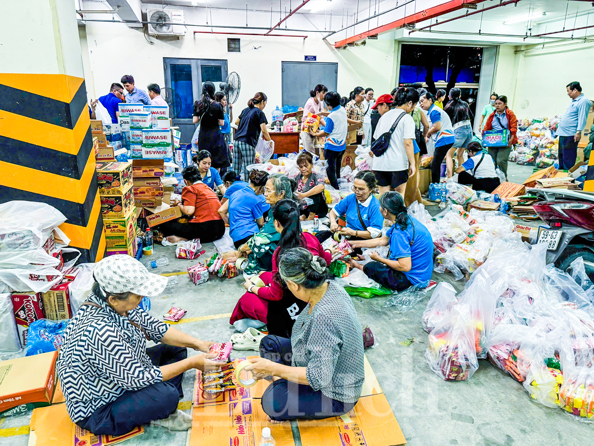 Ấm tình TP.HCM: Hàng trăm bà con đội mưa cứu trợ khẩn cấp miền Trung - 4