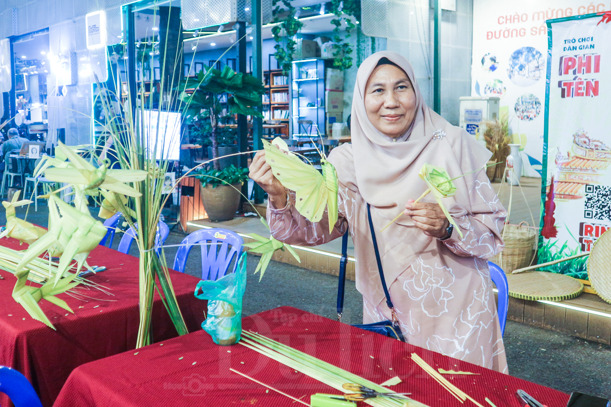 Dạo bước đêm Sài Gòn: Đánh thức đa giác quan tại 'Ngày hội sách và văn hóa' độc đáo - 8