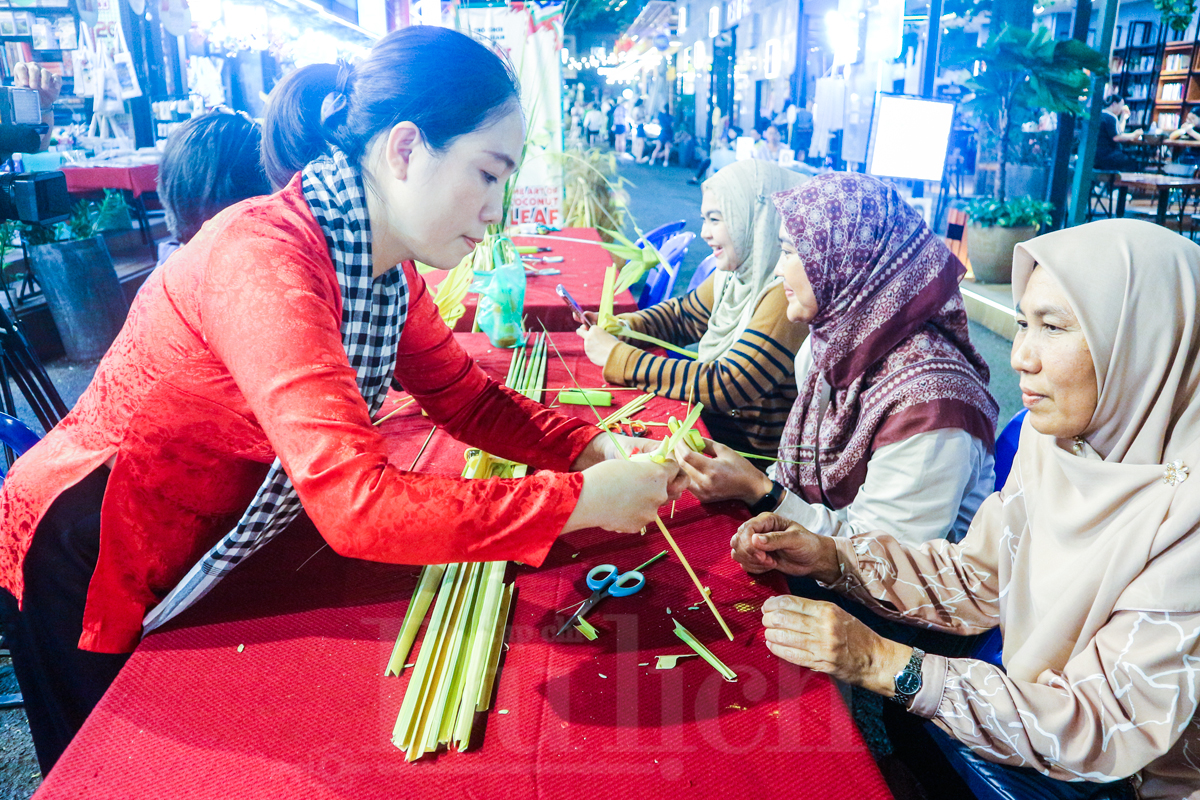 Dạo bước đêm Sài Gòn: Đánh thức đa giác quan tại 'Ngày hội sách và văn hóa' độc đáo - 1