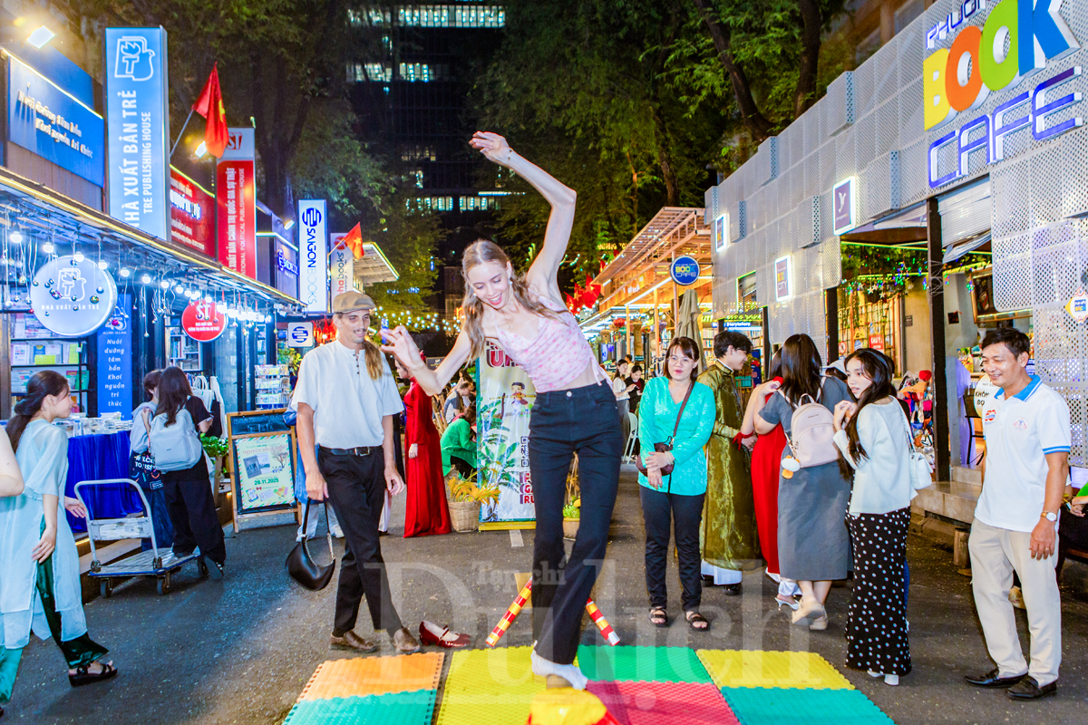 Dạo bước đêm Sài Gòn: Đánh thức đa giác quan tại 'Ngày hội sách và văn hóa' độc đáo - 10