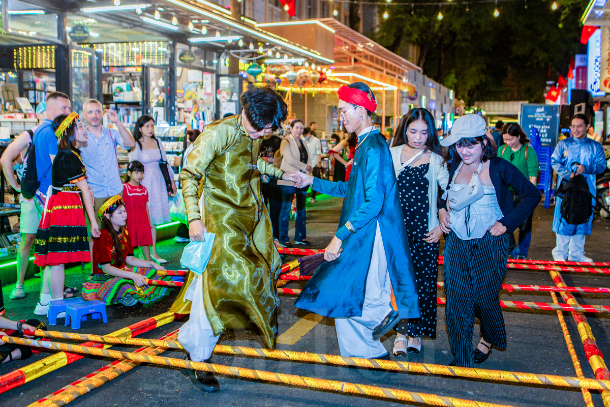 Dạo bước đêm Sài Gòn: Đánh thức đa giác quan tại 'Ngày hội sách và văn hóa' độc đáo - 12