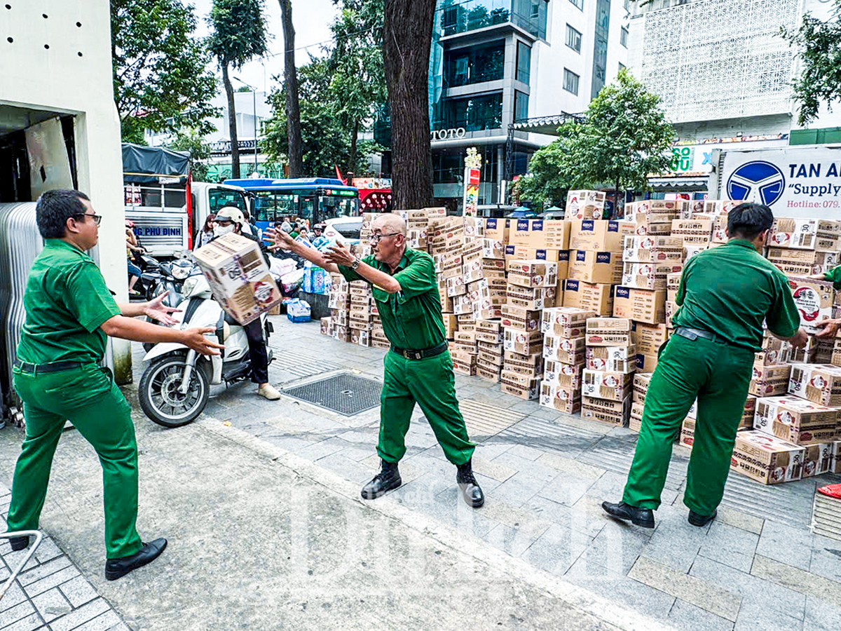 Hành trình trái tim: TP.HCM đồng loạt mở thêm nhiều trạm, nối dài yêu thương về miền Trung ruột thịt - 2