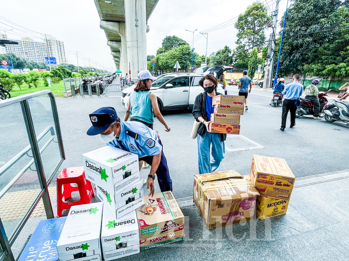 Các nhà ga Metro - Điểm tập trung hàng hóa, chở yêu thương về rốn lũ miền Trung - 6