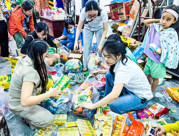 Ấm tình TP.HCM: Hàng trăm bà con đội mưa cứu trợ khẩn cấp miền Trung