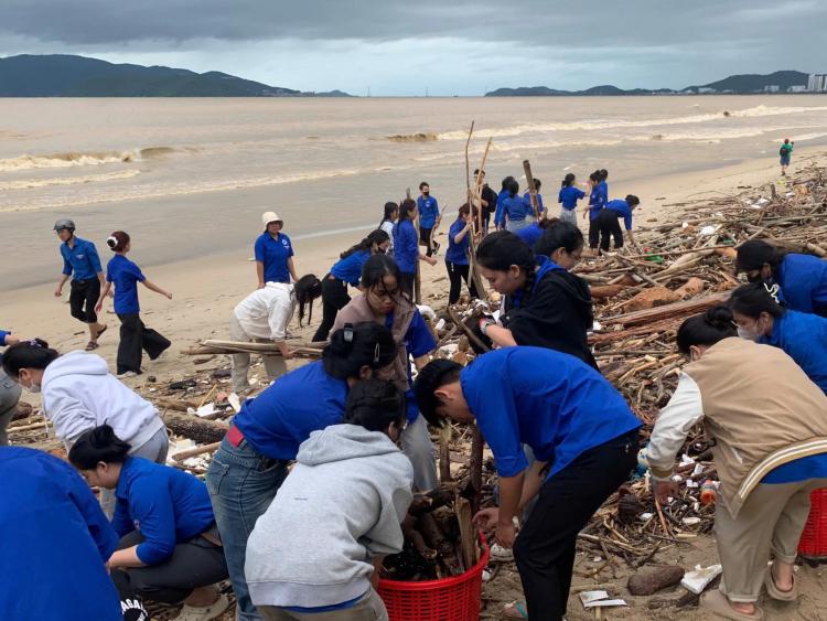 Hàng trăm người tình nguyện dọn lượng rác khổng lồ ở biển Nha Trang