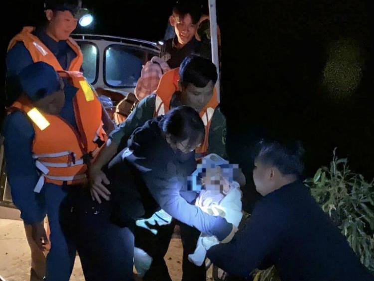 Kịp thời đưa bé 5 tháng tuổi trong vùng nước lũ đi cấp cứu