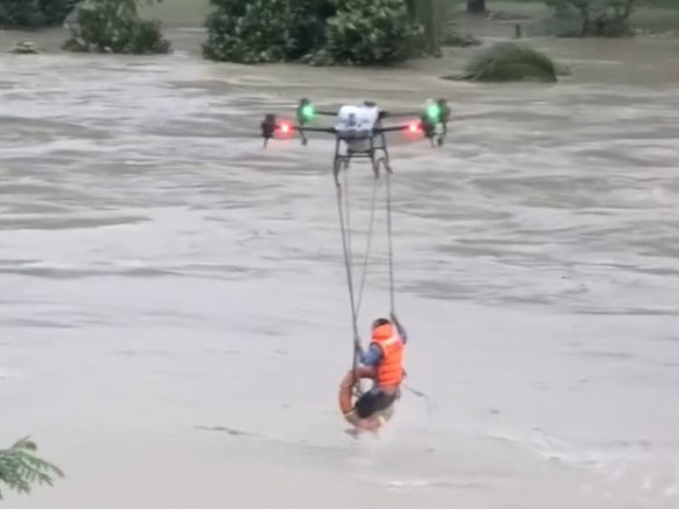 Dùng drone giải cứu người đàn ông trên sông Sêrêpôk