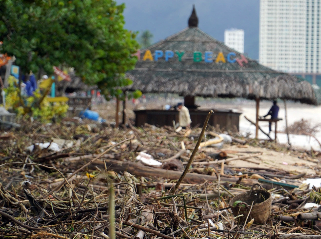 Hàng trăm người tình nguyện dọn lượng rác khổng lồ ở biển Nha Trang - 1