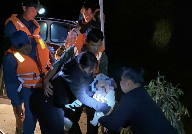 Kịp thời đưa bé 5 tháng tuổi trong vùng nước lũ đi cấp cứu - 1