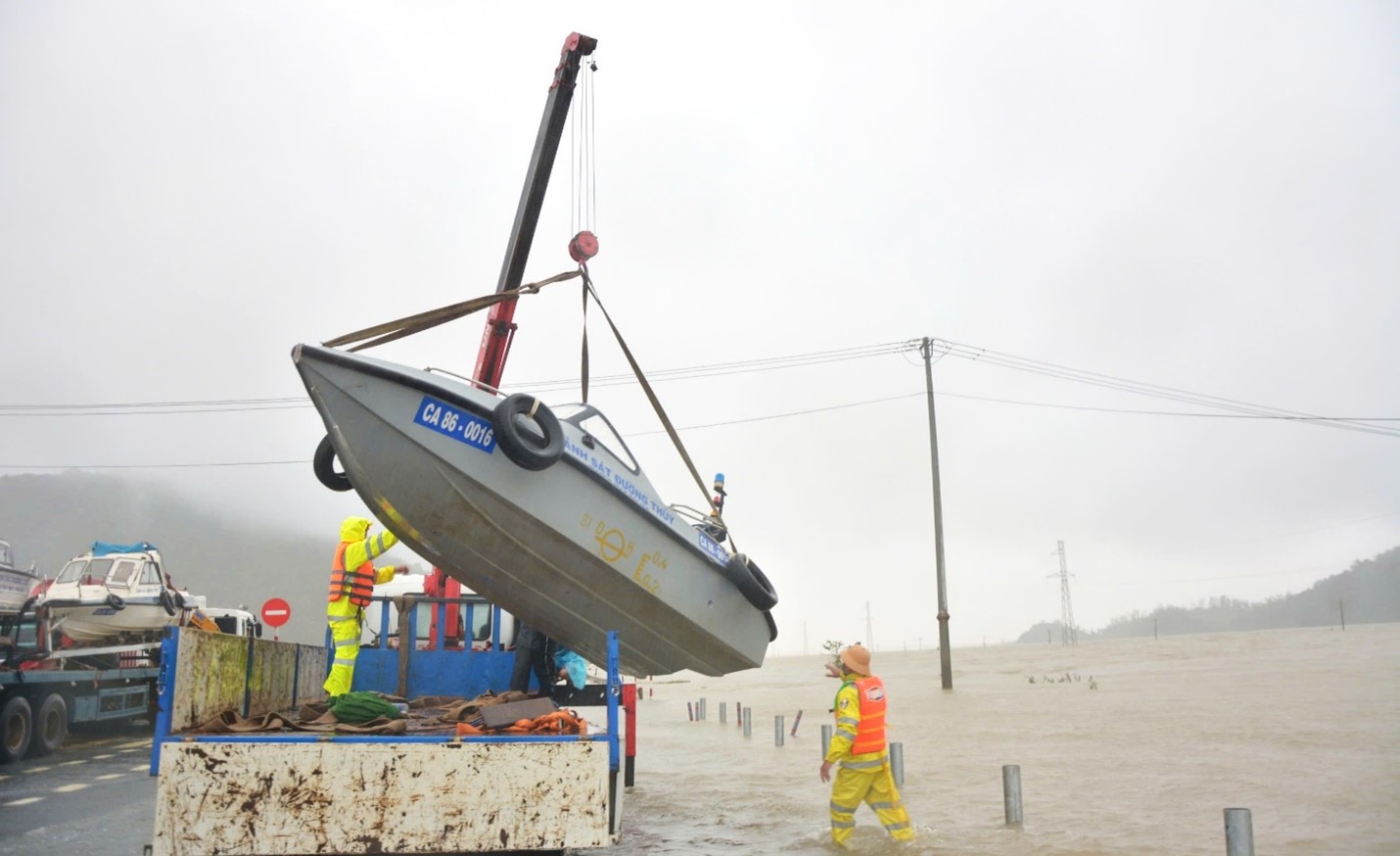 Công an tỉnh Lâm Đồng hỗ trợ Đắk Lắk cứu hộ vùng bị lũ lụt nặng - 1