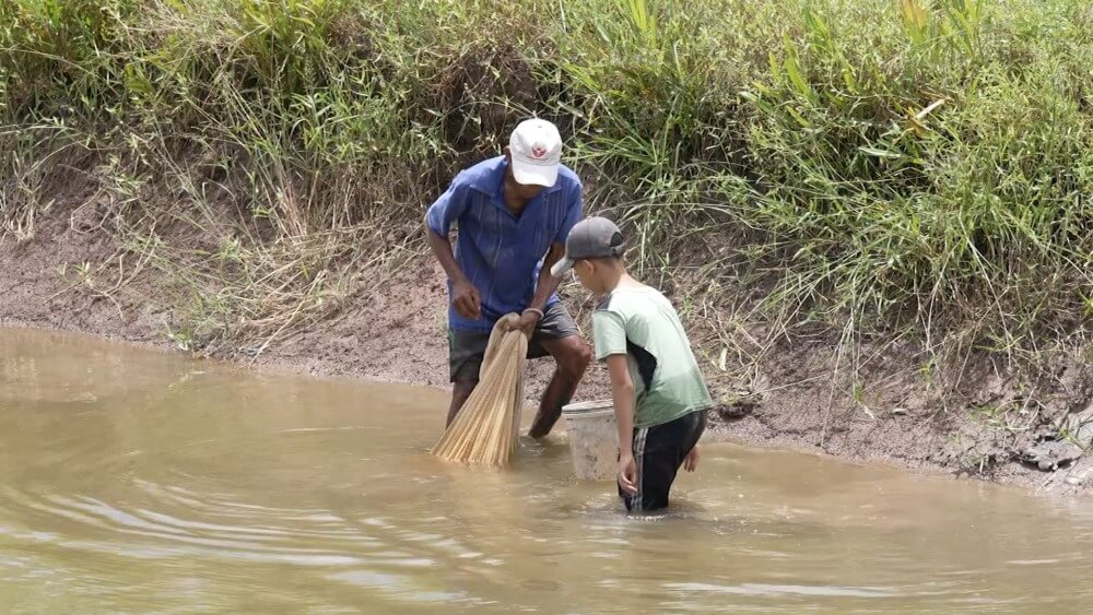 Chế Nguyễn Quỳnh Châu và ca sĩ Hồ Phi Nal góp sức mang về 100 triệu đồng cho trẻ em mồ côi - 2