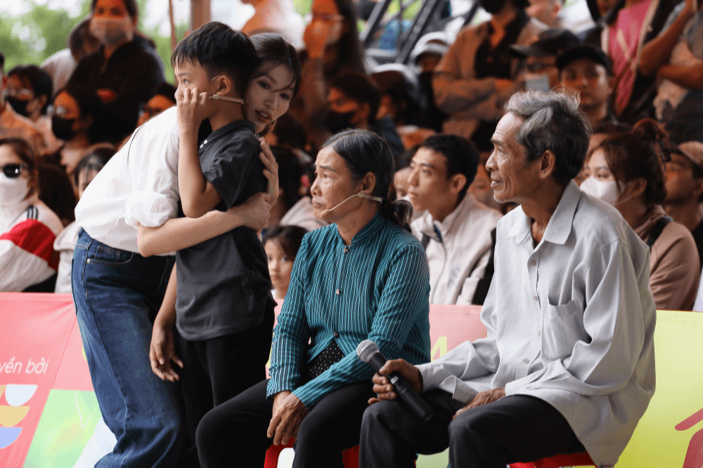 Chế Nguyễn Quỳnh Châu và ca sĩ Hồ Phi Nal góp sức mang về 100 triệu đồng cho trẻ em mồ côi - 5