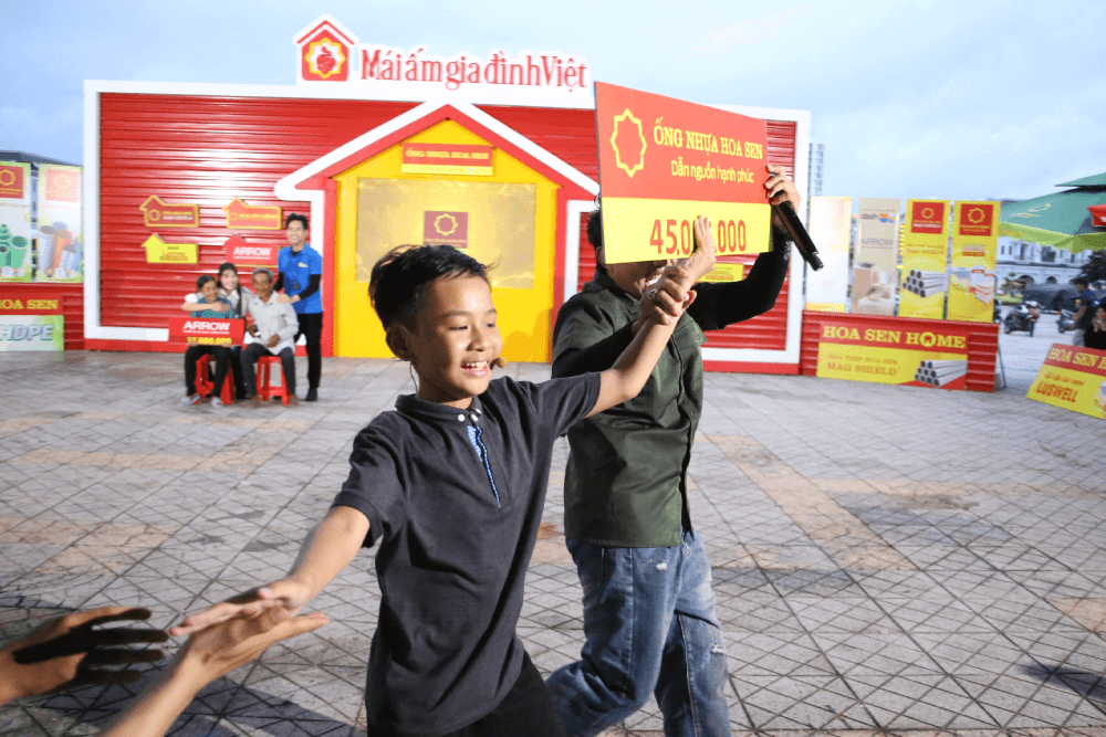 Chế Nguyễn Quỳnh Châu và ca sĩ Hồ Phi Nal góp sức mang về 100 triệu đồng cho trẻ em mồ côi - 4