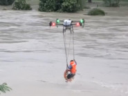 Dùng drone giải cứu người đàn ông trên sông Sêrêpôk