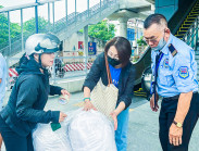 Các nhà ga Metro - Điểm tập trung hàng hóa, chở yêu thương về rốn lũ miền Trung