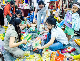  - Ấm tình TP.HCM: Hàng trăm bà con đội mưa cứu trợ khẩn cấp miền Trung