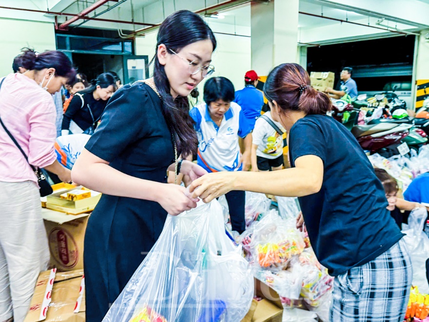 Ấm tình TP.HCM: Hàng trăm bà con đội mưa cứu trợ khẩn cấp miền Trung - 12