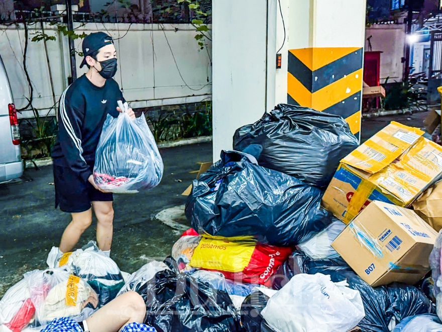 Ấm tình TP.HCM: Hàng trăm bà con đội mưa cứu trợ khẩn cấp miền Trung - 10