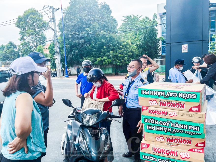 Các nhà ga Metro - Điểm tập trung hàng hóa, chở yêu thương về rốn lũ miền Trung - 2