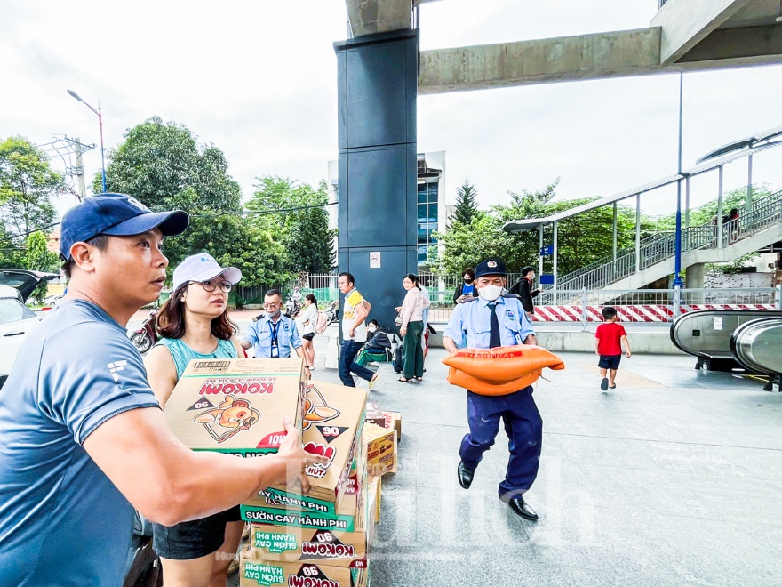 Các nhà ga Metro - Điểm tập trung hàng hóa, chở yêu thương về rốn lũ miền Trung - 9